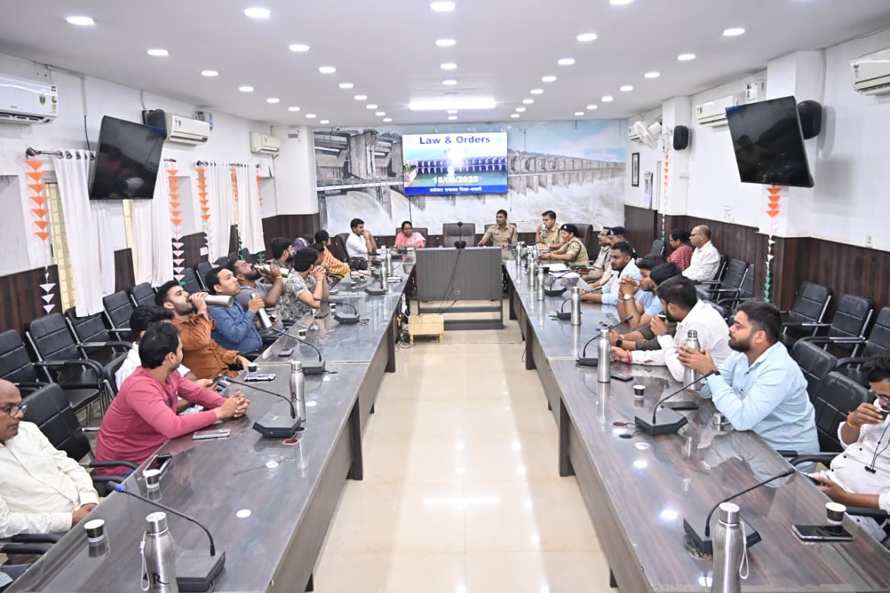 (धमतरी) जिला एवं पुलिस प्रशासन की दुर्गा उत्सव एवं गरबा समितियों के साथ बैठक