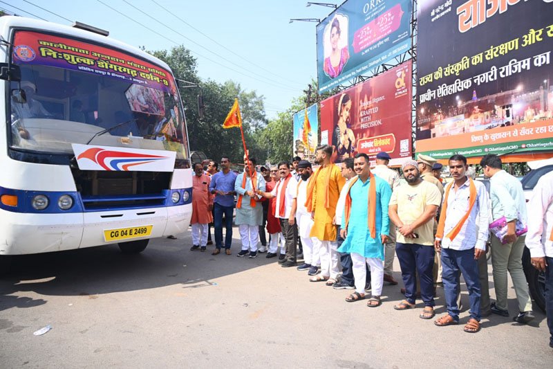 (रायपुर) उपमुख्यमंत्री विजय शर्मा ने मां बम्लेश्वरी के दर्शन के लिए जा रहे श्रद्धालुओं की बस को झंडी दिखाकर किया रवाना