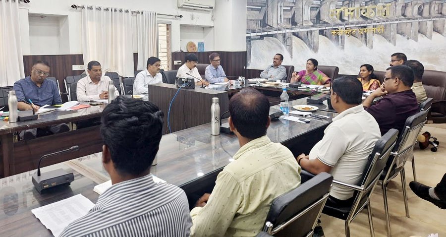 (धमतरी) कलेक्टर एवं जिला दण्डाधिकारी सुश्री गांधी ने निर्देशों का कड़ाई से पालन करने के निर्देश