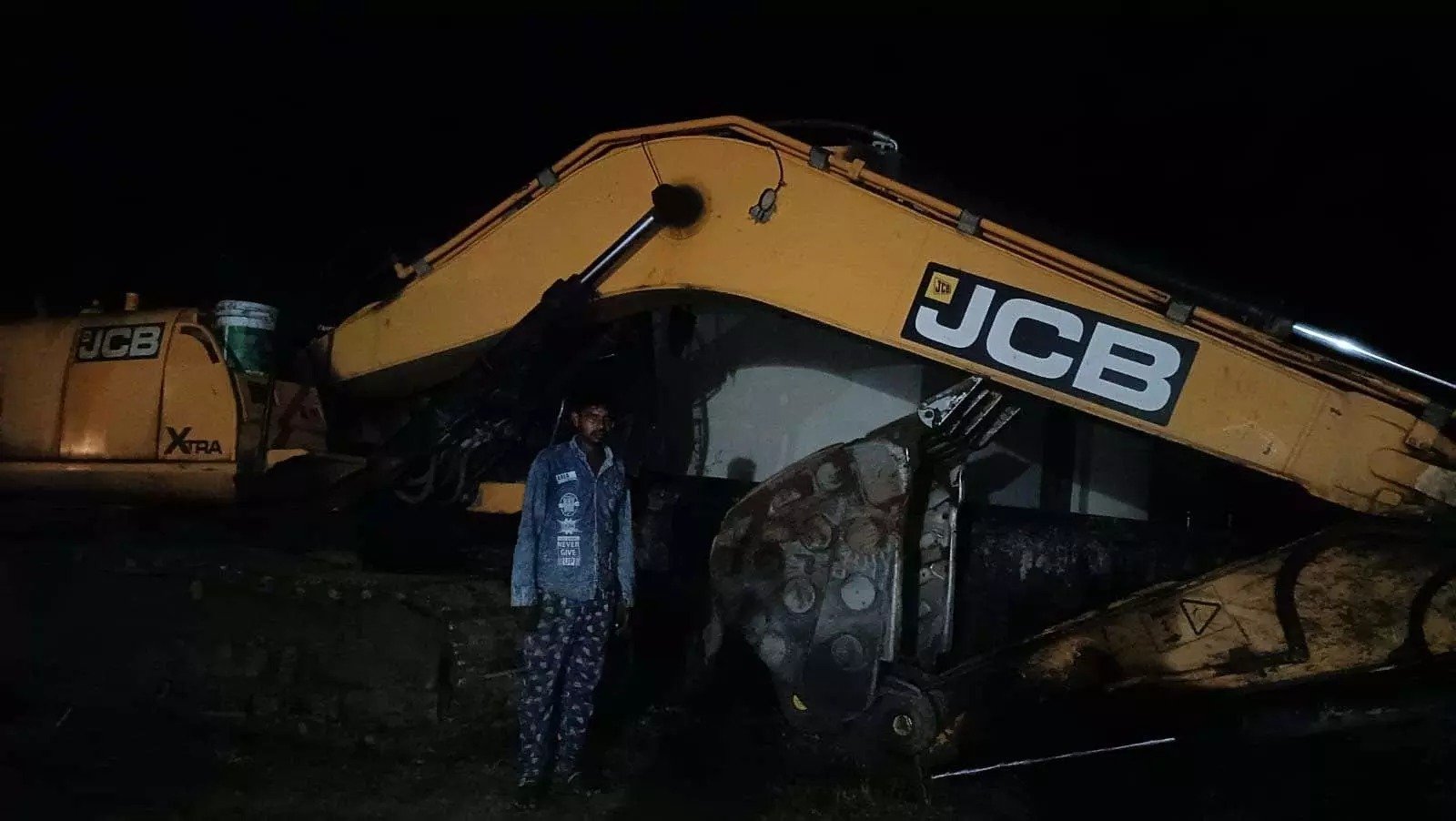 (महासमुंद)  अवैध रूप से अवैध रेत उत्खनन करते हुए चैन माउंटेन जप्त