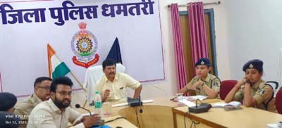 (धमतरी) पुलिस अधीक्षक प्रशांंत ठाकुर ने ली चुनाव में लगे स्नस्ञ्ज एवं स्स्ञ्ज टीम में लगे  समस्त पुलिस अधिकारी/कर्मचारियों की बैठक