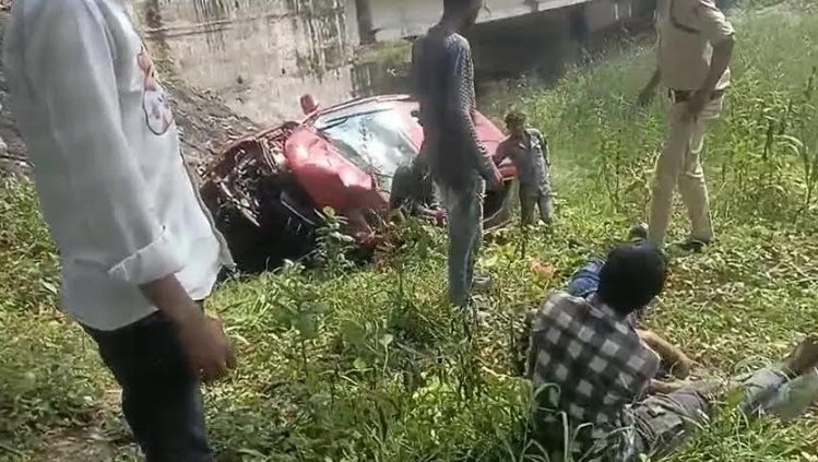 नेशनल हाईवे पर हादसा : तेज रफ्तार कार डिवाइडर से टकराकर पुल से नीचे गिरी, 3 की हालत गंभीर, 5 लोग थे सवार
