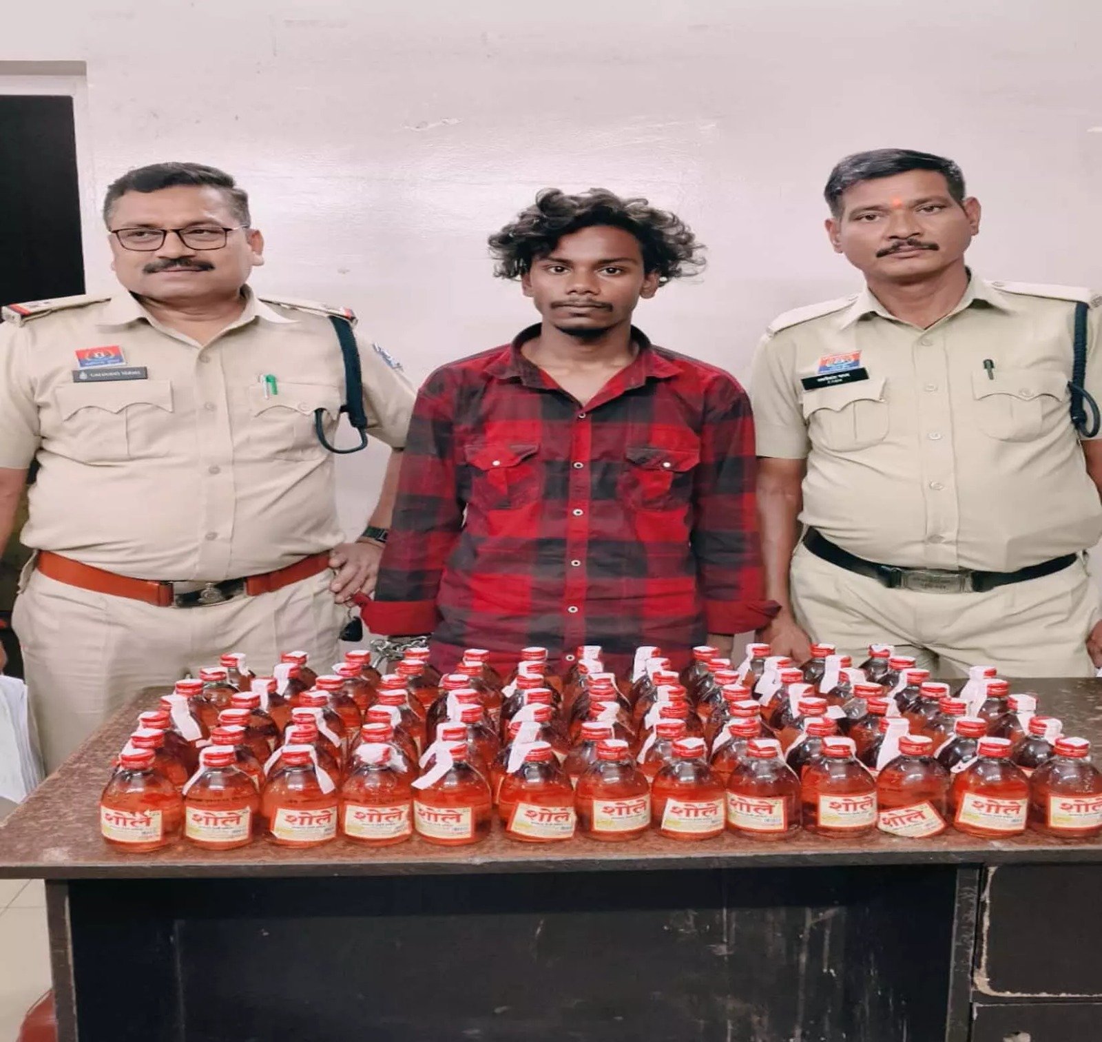 (रायपुर) 87 पौवा देशी शराब के साथ पकड़ाया युवक
