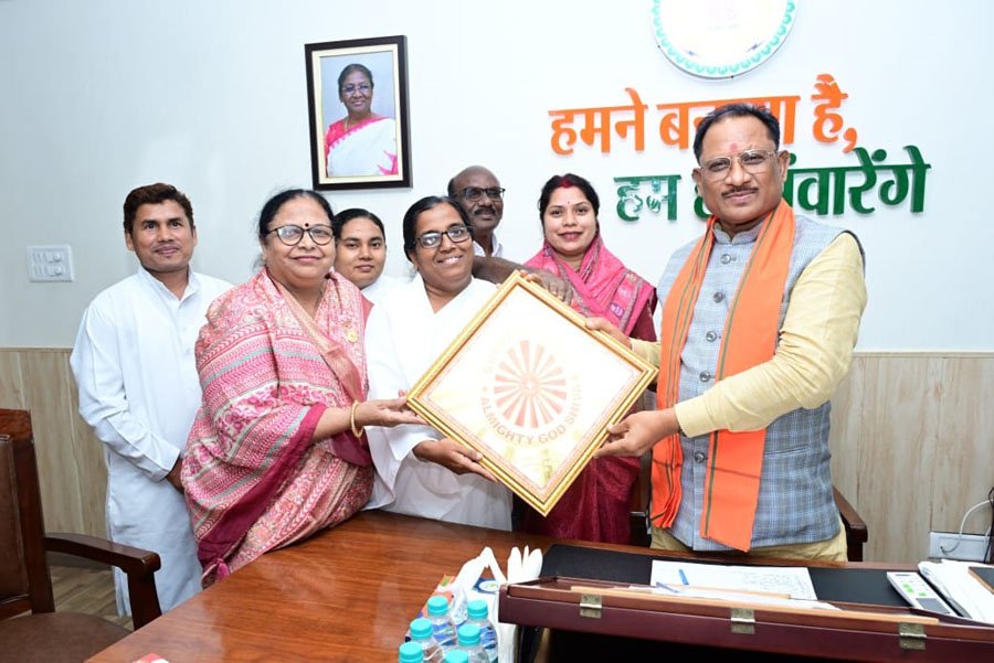 (रायपुर/धमतरी) मुख्यमंत्री साय से पूर्व विधायक रंजना साहू के नेतृत्व में सिंधी समाज एवं प्रजापिता ब्रह्माकुमारीज के प्रतिनिधी मण्डल नें की मुलाक़ात