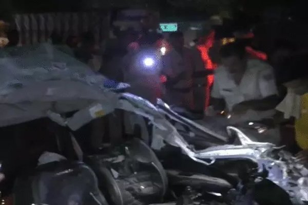 जयपुर-आगरा हाईवे पर दर्दनाक सड़क हादसा: खड़े कैंटर में घुसी कार, 3 महिलाओं समेत 4 की मौत
