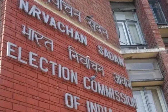 पैन की तरह अब वोटर आईडी भी होगी आधार से लिंक, चुनाव आयोग ने बुलाई बैठक