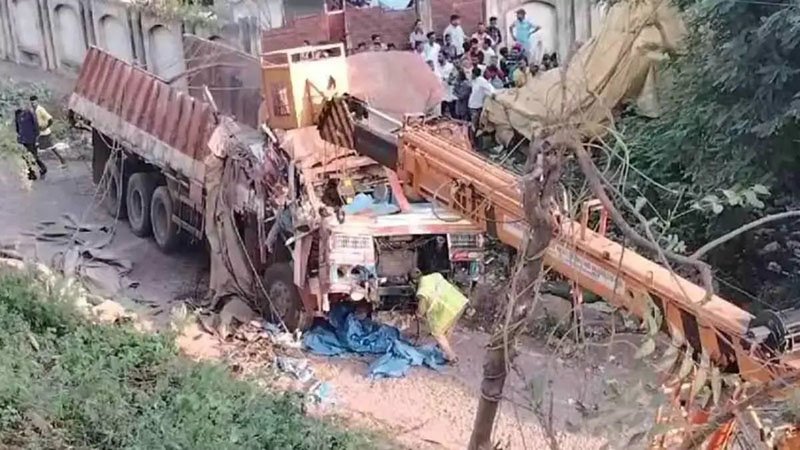 (दुर्ग) पुल से 30 फीट नीचे गिरा ट्रक,चालक की मौत दो घायल