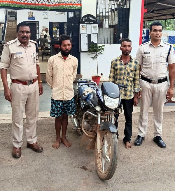 (राजनांदगांव) बाईक से शराब की तस्करी कर रहे दो युवक गिरफ्तार