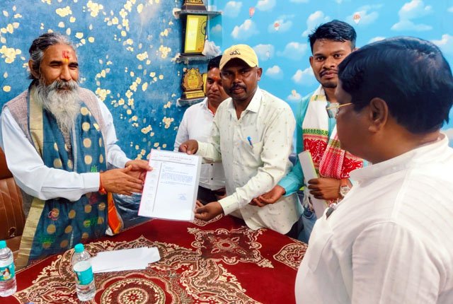 (धमतरी) कांकेर लोकसभा के सांसद भोजराज नाग को अंगारमोती सेवा समिति दुगली ने जात्रा फुल मंडाई की दिया आमंत्रण
