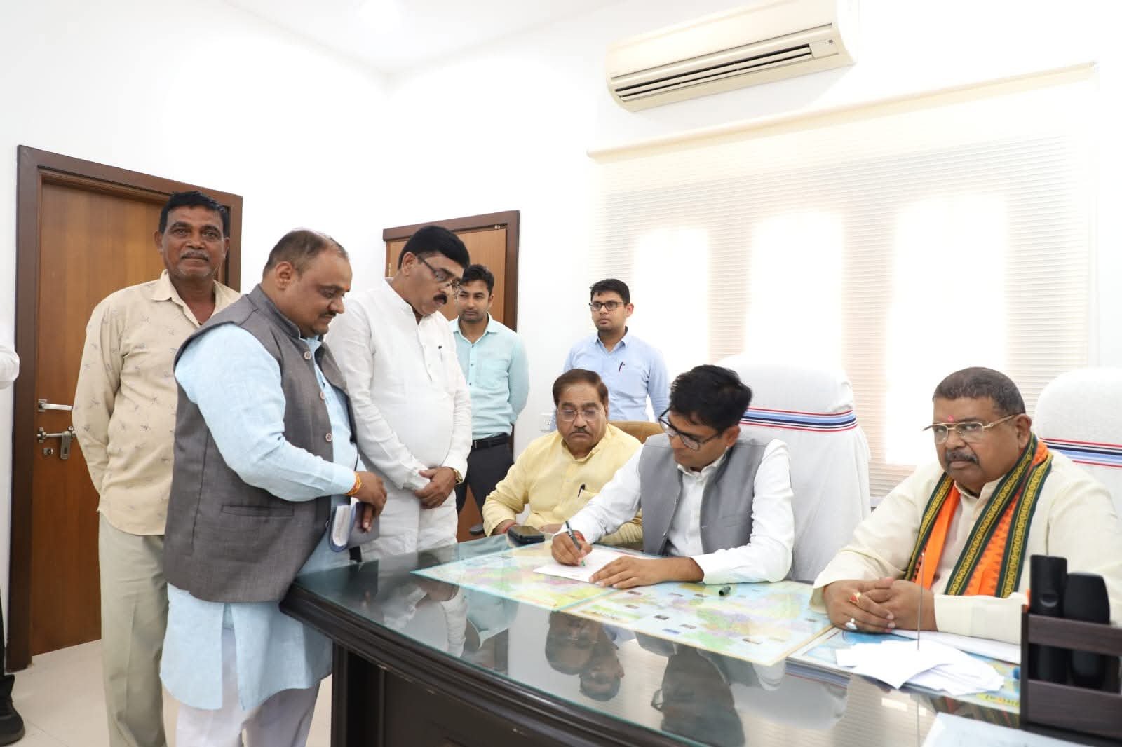 (रायपुर) वित्त मंत्री चौधरी ने सहयोग केंद्र में कार्यकर्ताओं एवं आमजन के आवेदनों का किया निराकरण