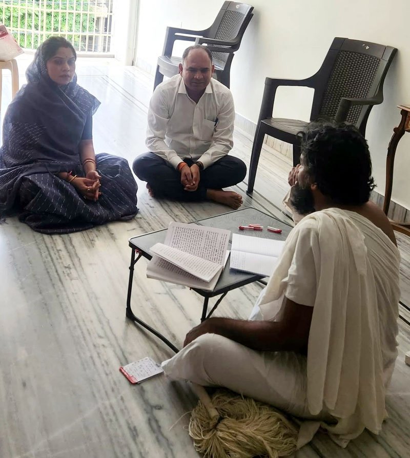 (धमतरी) गुरु पूर्णिमा पर पूर्व विधायक रंजना साहू ने योगवर्धन सागर मुनि से लिया आशीर्वाद