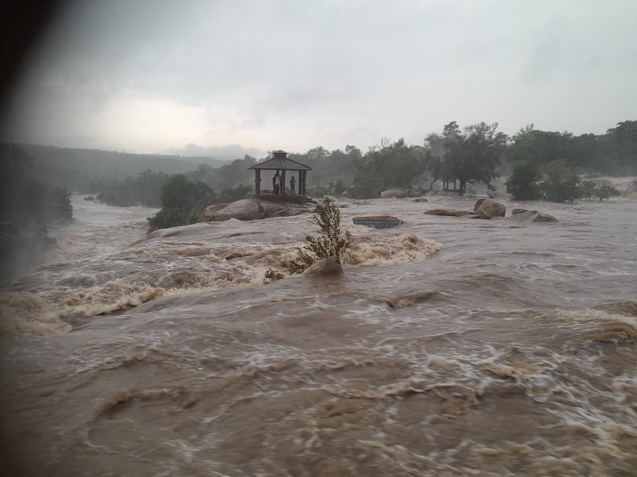 (कोरबा) देवपहरी जलप्रपात में बढ़ते जलस्तर से फंसे 5 पर्यटक, रेस्क्यू टीम ने सभी को सुरक्षित निकाला