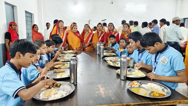 (कवर्धा) केडीवी मिशन ने स्कूली छात्रों को कराया सामूहिक भोज  