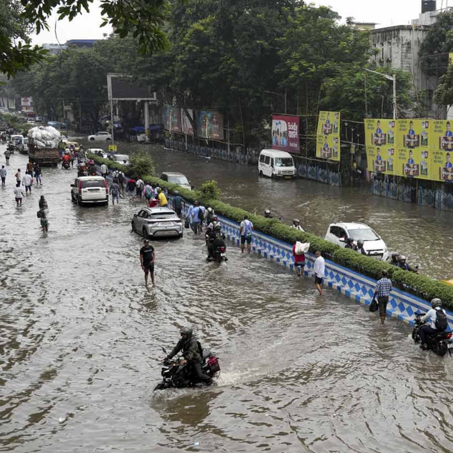 बंगाल में भारी बारिश से हालात बिगड़ी, दो दिनों के लिए स्कूलों में छुट्टी
