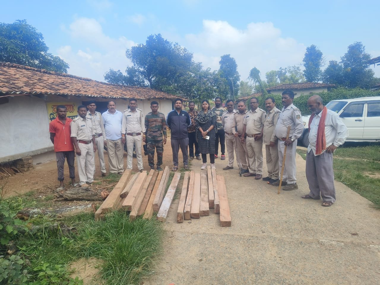 (सूरजपुर)प्रतापपुर में अवैध साल लकड़ी तस्करी पर वन विभाग की बड़ी कार्रवाई, 42 नग चिरान जब्त