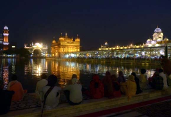 बंदी छोड़ दिवस-1 पर भक्तों ने टेका स्वर्ण मंदिर में माथा