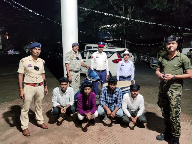 (बीजापुर) बीजापुर में स्कूटी पर स्टंट कर रहे युवकों पर पुलिस की कार्रवाई