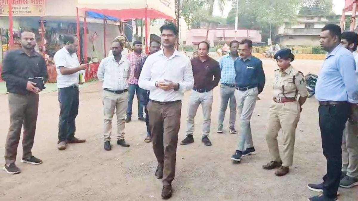 (बलौदाबाजार) पटाखा स्टॉल्स का निरीक्षण करने पहुंचे कलेक्टर, सुरक्षा व्यवस्था का लिया जायजा