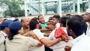 (रायपुर) शराब घोटाले में चैतन्य बघेल की गिरफ्तारी के विरोध में कांग्रेस का हंगामा