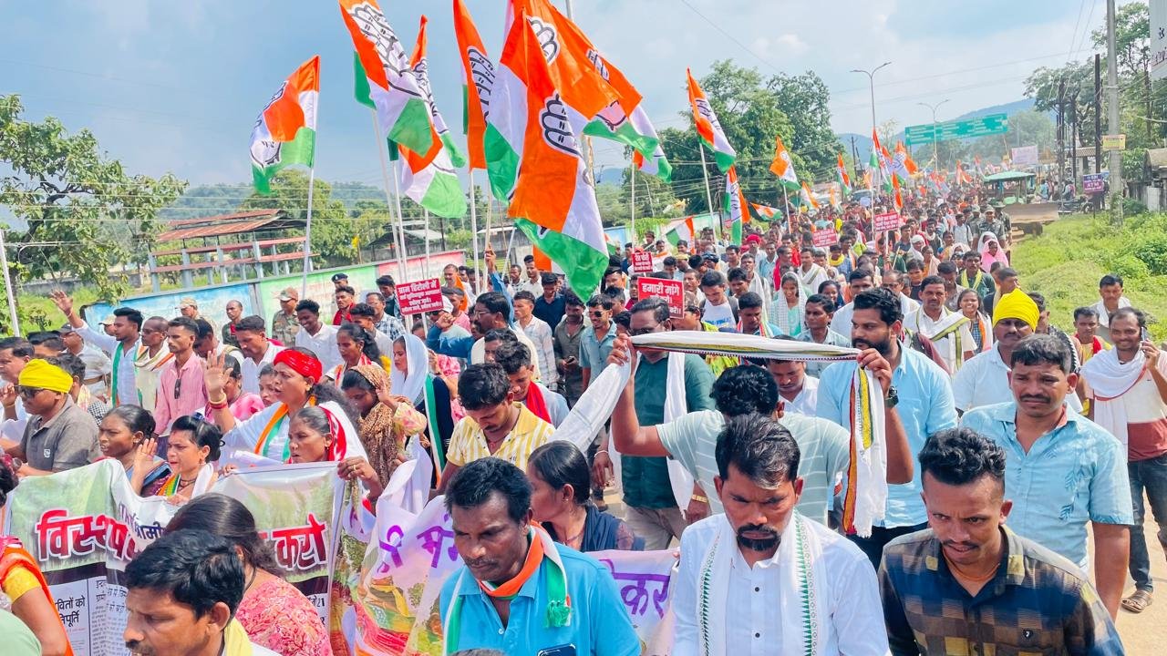  (बीजापुर) लाल पानी के खिलाफ हल्ला बोल: विधायक विक्रम मंडावी के नेतृत्व में ऐतिहासिक पदयात्रा, राज्यपाल के नाम सौंपा गया ज्ञापन