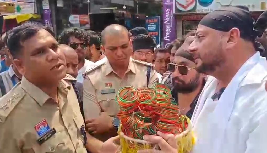 (राजनांदगांव) बढ़ते अपराध पर युवा कांग्रेस का फूटा गुस्सा, पुलिस अधिकारियों को चूड़ी पहनाने की कोशिश
