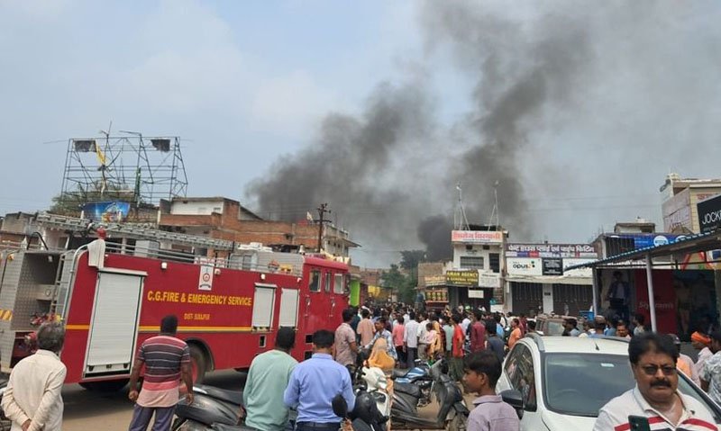 (सूरजपुर-रायपुर) आक्रोशित भीड़ ने फूंका संदेही का घर  