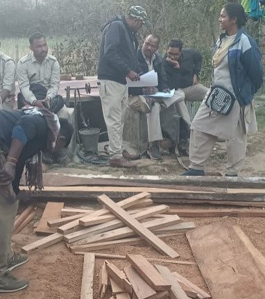 (रायपुर) बढ़ई के घर से 2 लाख की कीमती लकड़ी जब्त