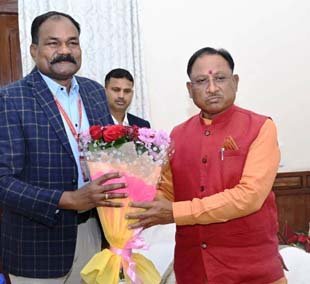 (रायपुर)मुख्यमंत्री को पुुलिस अधीक्षक प्रफु ल्ल ठाकुर ने दी नववर्ष की शुभकामनाएं