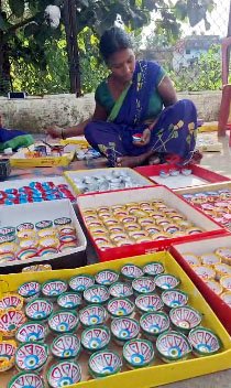 (रामानुजगंज) प्रगति वन महिला स्वयं सहायता समूह ने बनाए 7000 रंग-बिरंगे दिए