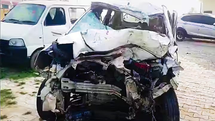 पिता की अस्थियां लेकर हरिद्वार जा रहे मां-बेटे समेत परिवार के 6 की मौत
