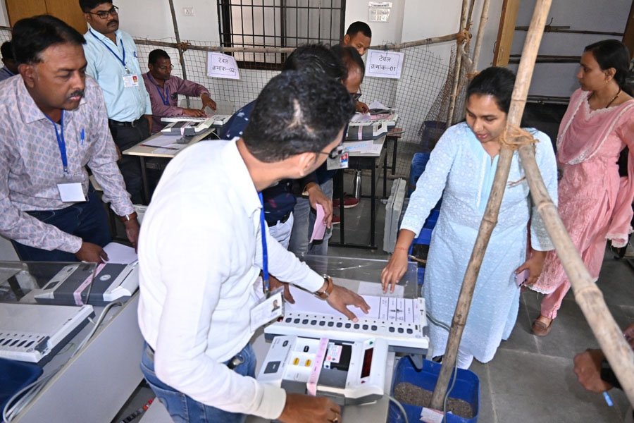 (धमतरी) जिला निर्वाचन अधिकारी सुश्री गांधी ने किया कमीशनिंग कार्य का निरीक्षण