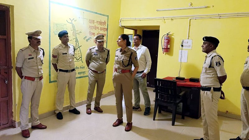 (बलौदाबाजार) पुलिस अधीक्षक भावना गुप्ता ने किया थाना राजादेवरी का वार्षिक निरीक्षण