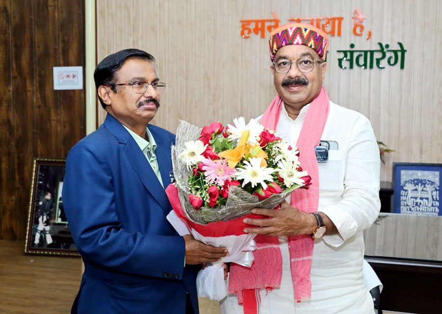(रायपुर) उप मुख्यमंत्री अरुण साव से रायपुर और बिलासपुर संभाग के आयुक्त महादेव कावरे ने की सौजन्य मुलाकात