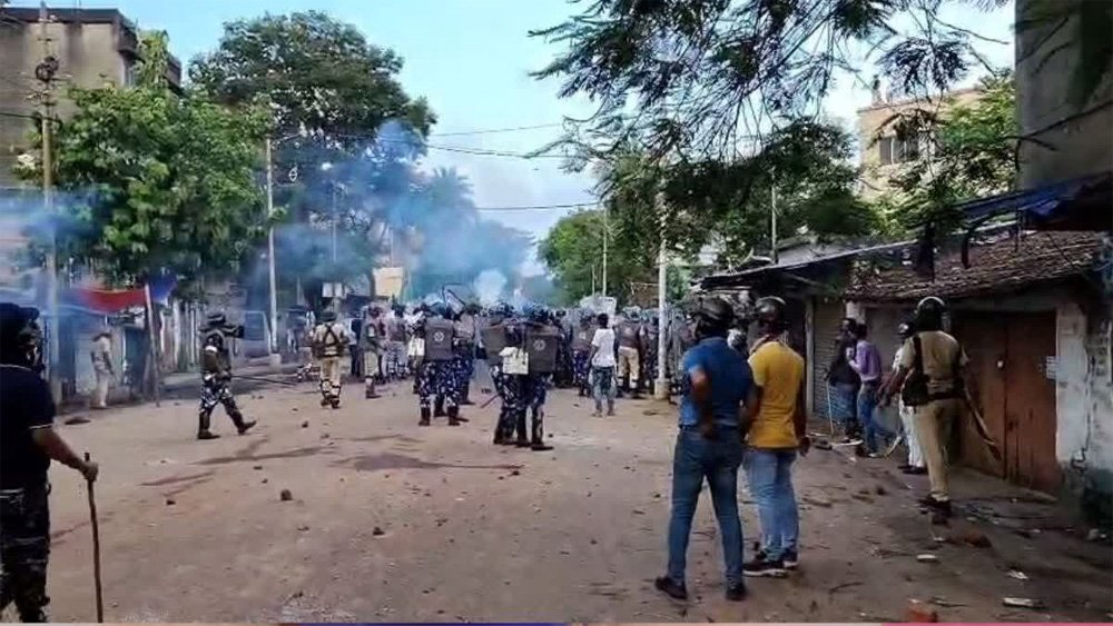 प. बंगाल में पुलिस-बदमाश झड़प के बाद तनाव, भाजपा ने मंदिर तोडफ़ोड़ का लगाया आरोप