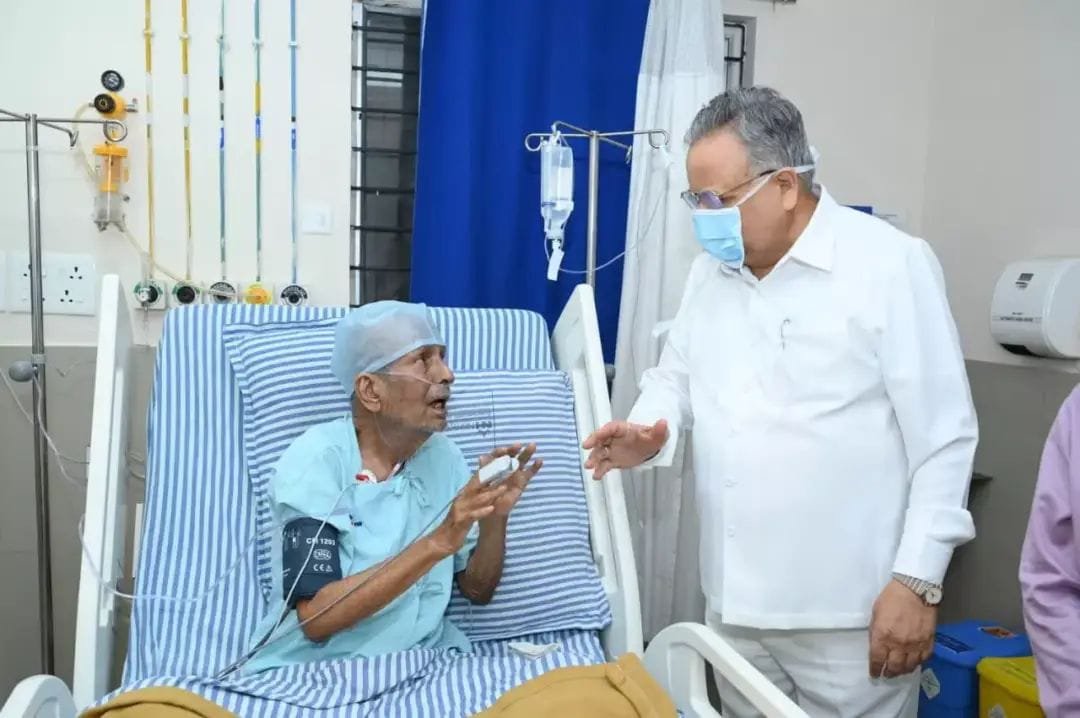 (रायपुर) रमन सिंह ने विनोद कुमार शुक्ल का हालचाल जाना