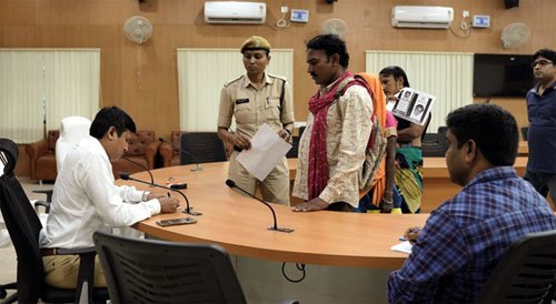 (कोरबा) 25 हजार लेकर नहीं बनाई ऋण पुस्तिका, पटवारी के खिलाफ होगी जांच