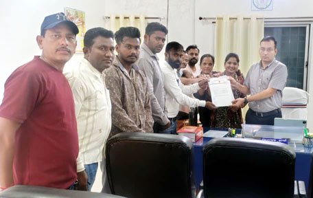 (एमसीबी) अवैध और जहरीली शराब की बिक्री के विरोध में भाजपा बूथ अध्यक्ष राजेश कुमार रजक ने कलेक्टर को सौंपा ज्ञापन