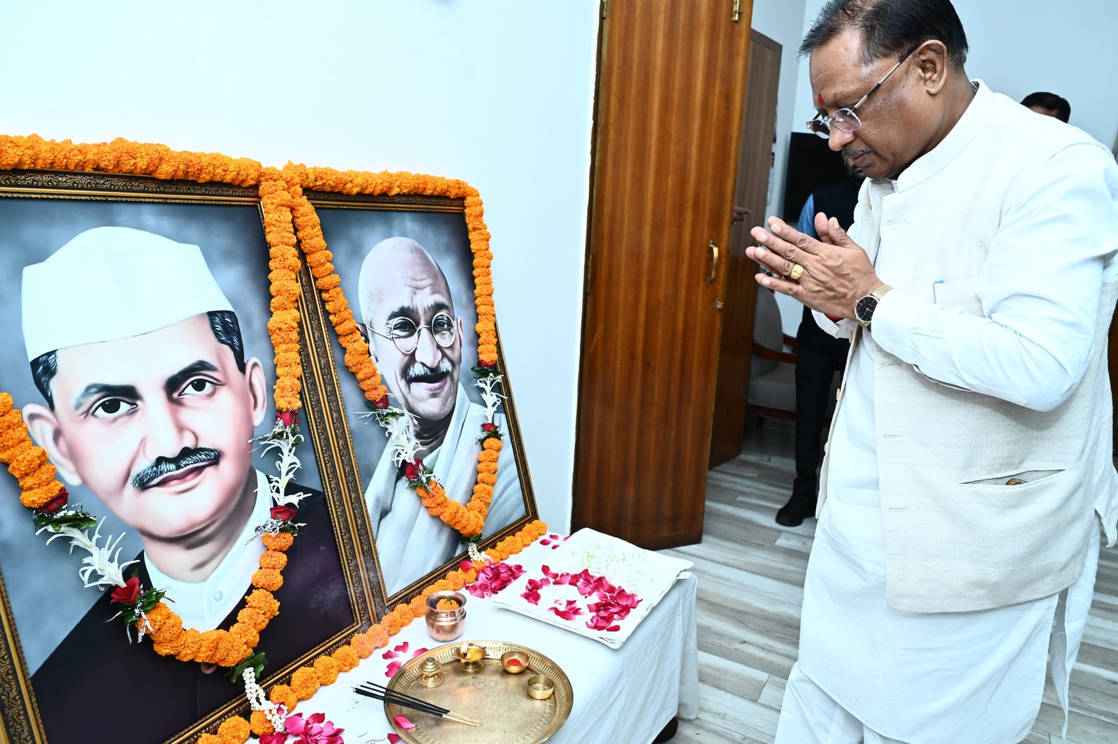 ﻿(रायपुर) मुख्यमंत्री ने राष्ट्रपिता महात्मा गांधी और पूर्व प्रधानमंत्री स्वर्गीय श्री लाल बहादुर शास्त्री की जयंती पर उन्हें किया नमन