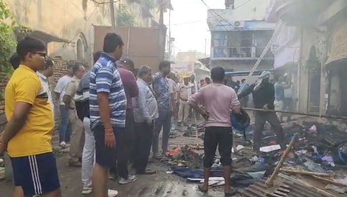 शॉर्ट सर्किट से लगी आग में जलकर खाक हुआ 40 साल पुराना शोरूम, करोड़ों का नुकसान