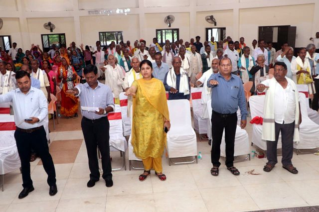 (सूरजपुर) 400 लोगों को अंतर्राष्ट्रीय वृद्धजन दिवस कार्यक्रम में स्वीप अंतर्गत दिलाया गया मतदाता जागरूकता शपथ