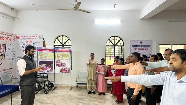 (जशपुरनगर) राष्ट्रीय एकता दिवस पर कलेक्टर रोहित व्यास ने दिलाई एकता व अखंडता की शपथ