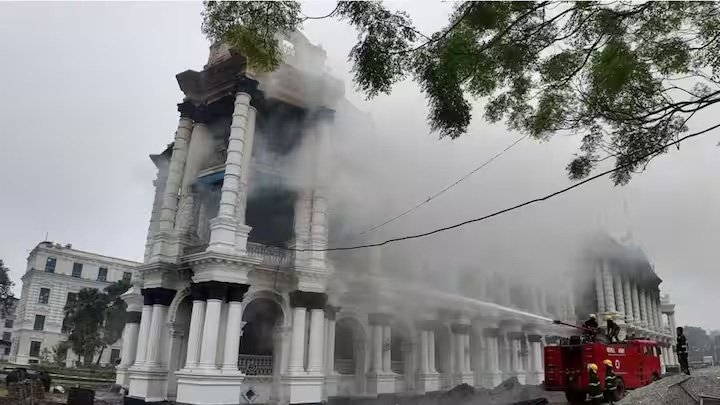 नेपाल में 19 घंटे से जल रहा पीएमओ, सुप्रीम कोर्ट में 60,000 फाइलें जलीं, हथियार लूटे