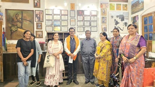  (जगदलपुर,) चित्रकला प्रदर्शनी में बस्तर आर्ट कोटी व टोपी पहनाकर महापौर का किया स्वागत
