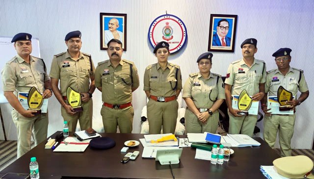 (बलौदाबाजार-भाटापारा) उत्कृष्ट प्रदर्शन करने वाले पुलिस अधिकारी-कर्मचारियो का किया गया सम्मान