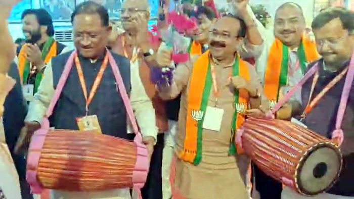 (सरगुजा) भाजपा प्रशिक्षण शिविर में सीएम साय और नितिन नबीन मांदर की थाप पर थिरके
