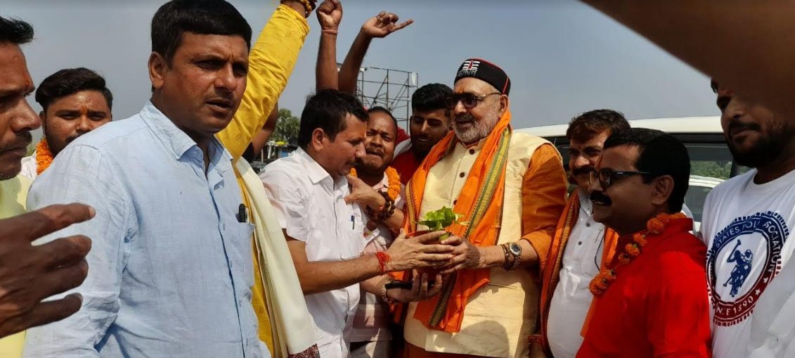 केंद्रीय मंत्री गिरिराज सिंह को भाजपा नेता राकेश सिंह ने पौधा देकर स्वागत किया