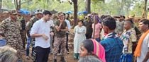 (बीजापुर) 5 किलोमीटर की दूरी पैदल तय कर, नदी पार करके नियद नेल्लानार  ग्राम बेलनार,बंगोली पहुंचे कलेक्टर