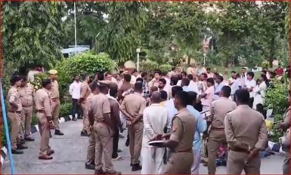 अमेठी के संजय गांधी अस्पताल में इलाज के दौरान नवयुवक की मौत, परिजनों ने किया हंगामा