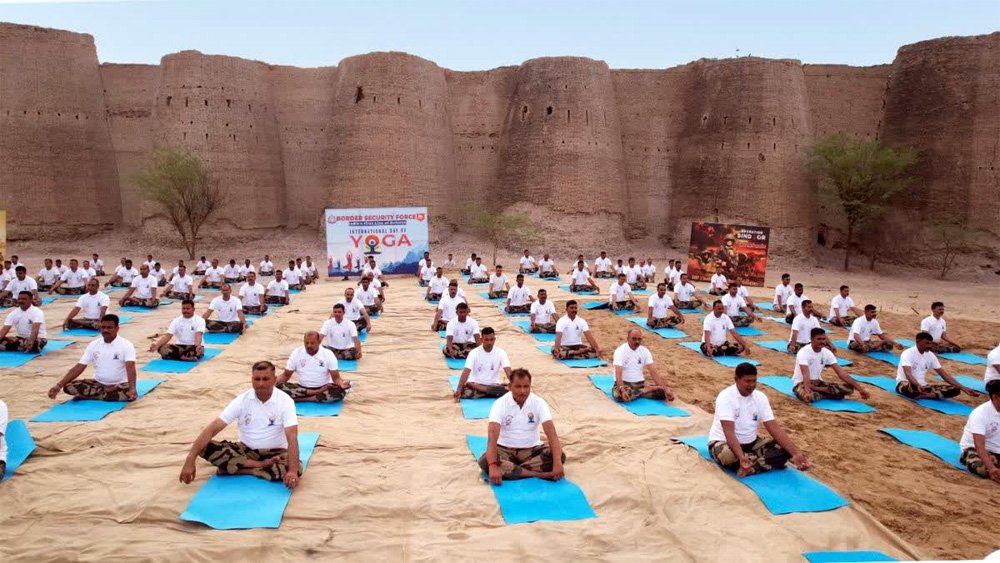 भारत-पाक सीमा पर बीएसएफ जवानों ने किया योग