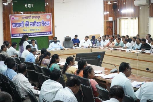 (जशपुर) बच्चों को अच्छे परिणामों के साथ विज्ञान के क्षेत्र में आगे आने करें प्रोत्साहित - कलेक्टर